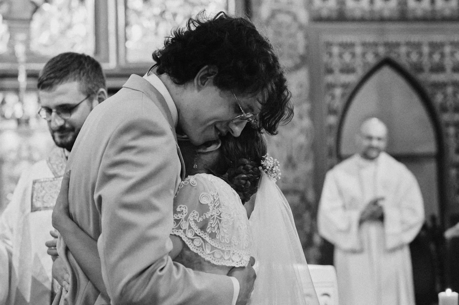 Para młoda tuż po ceremonii ślubnej, pierwsze przytulenie.