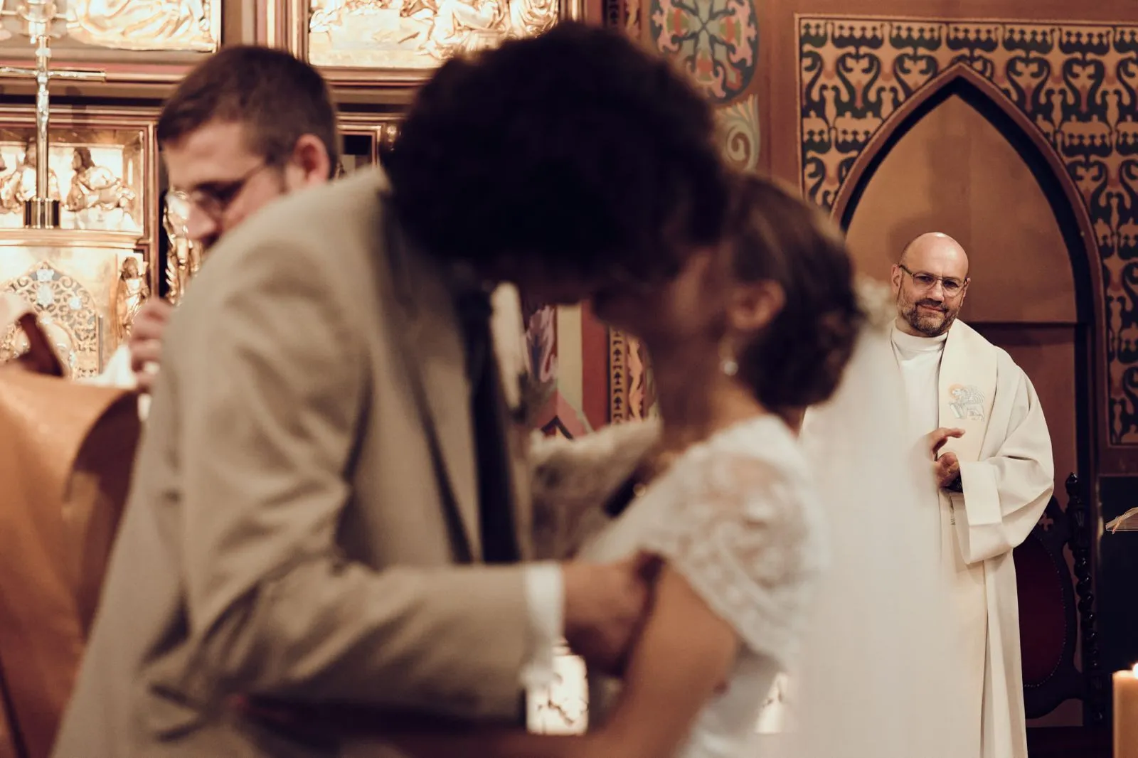 Para młoda podczas ceremonii ślubnej, pocałunek po przysiędze.