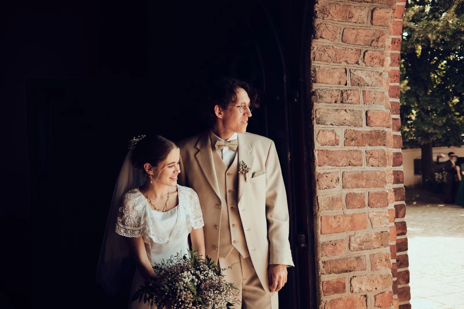 Czekanie w wejściu do kościoła przed ceremonią ślubną.