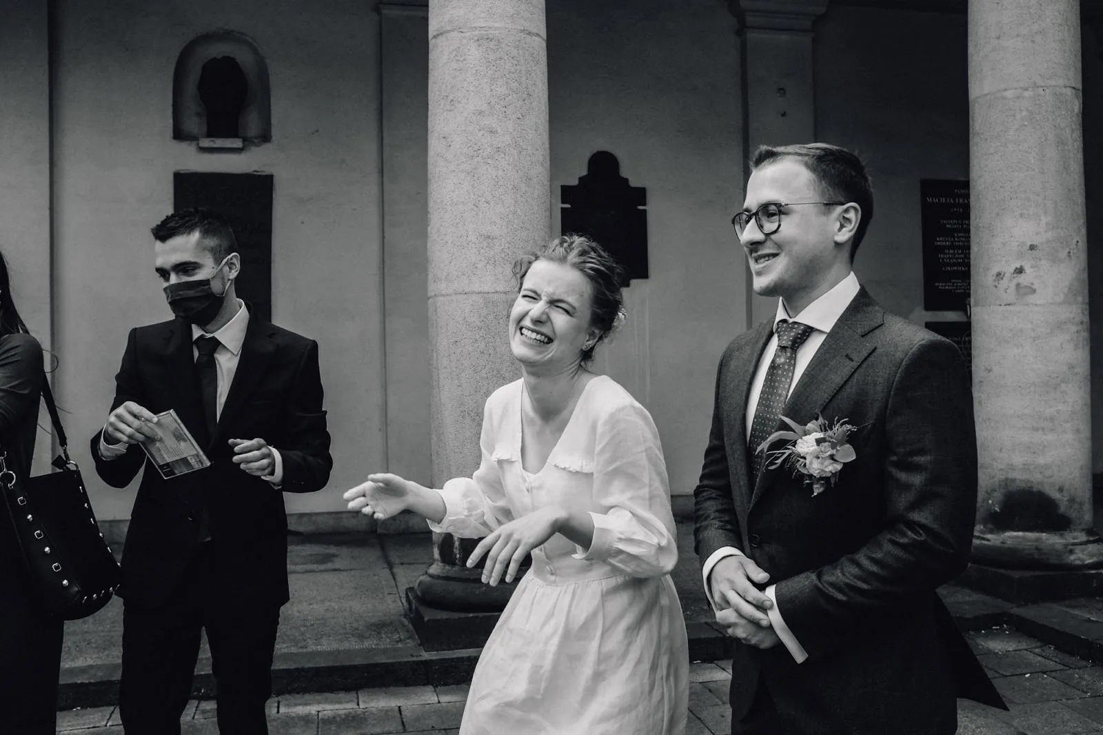 Śmiejąca się panna młoda i pan młody po ceremonii ślubnej.