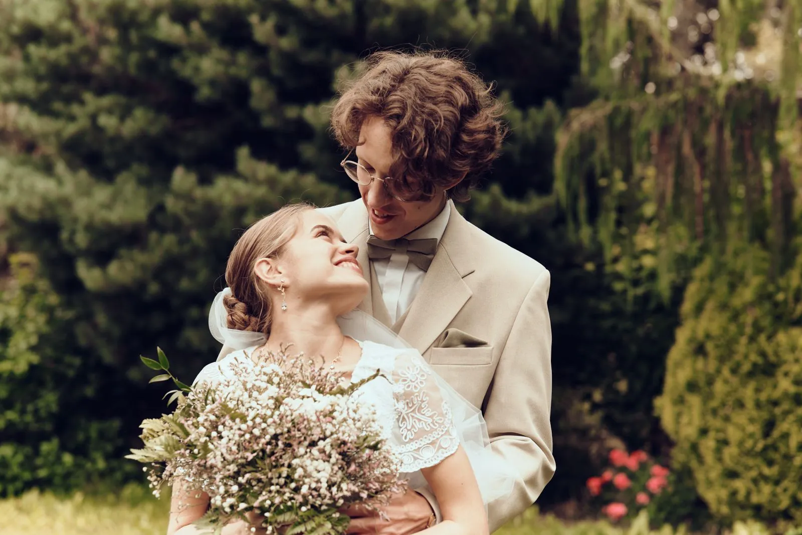 Emocjonalny moment podczas sesji przed ślubem.