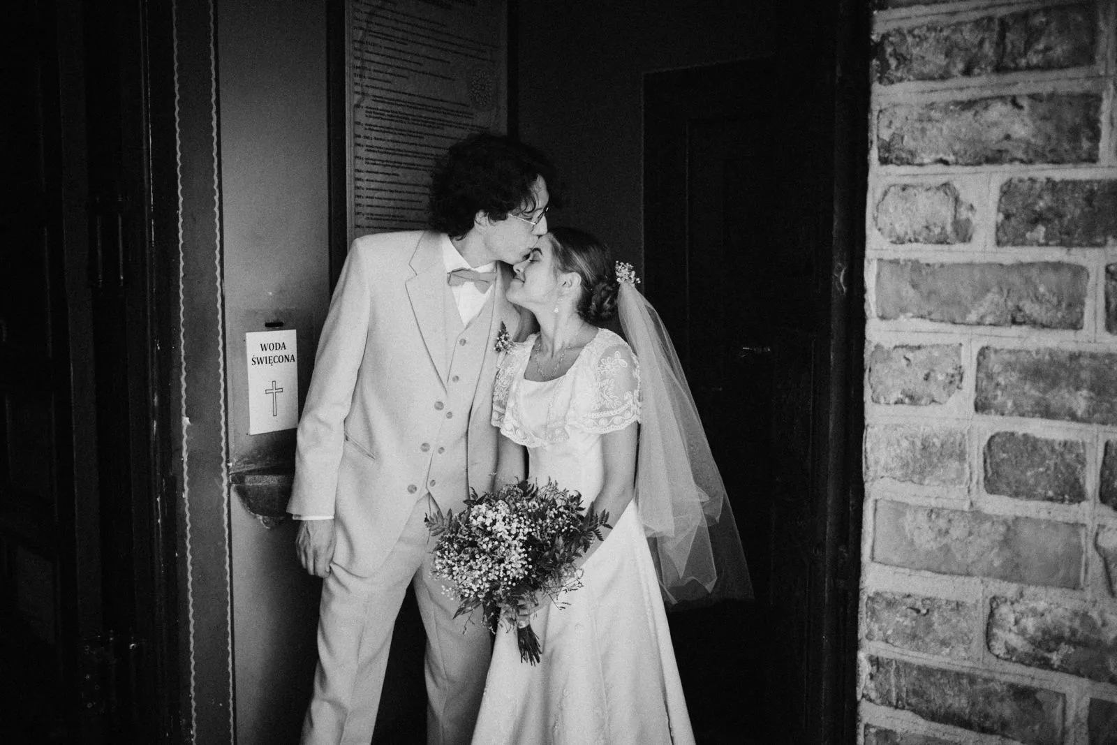 Para młoda - pocałunek w czoło, czuły moment.