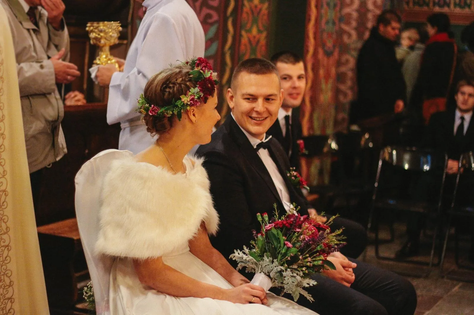 Goście składają życzenia parze młodej po ceremonii w Poznaniu.