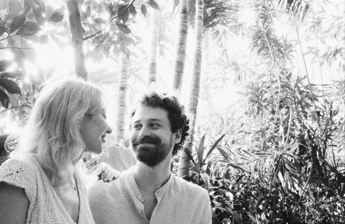 Para zakochanych w naturalnym świetle palmiarni