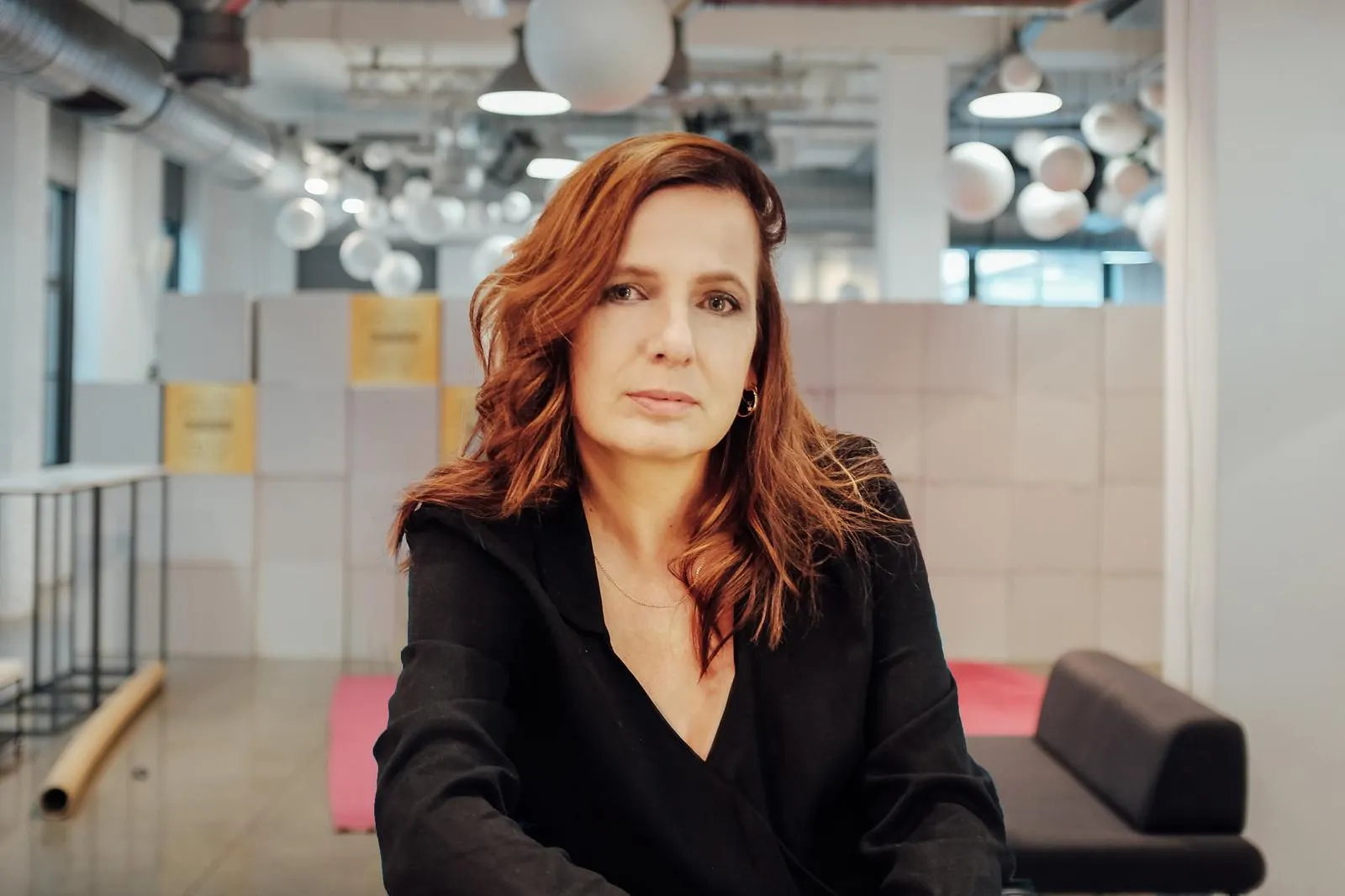 Portret kobiety w nowoczesnym wnętrzu biurowym, fotografia portretowa Poznań.