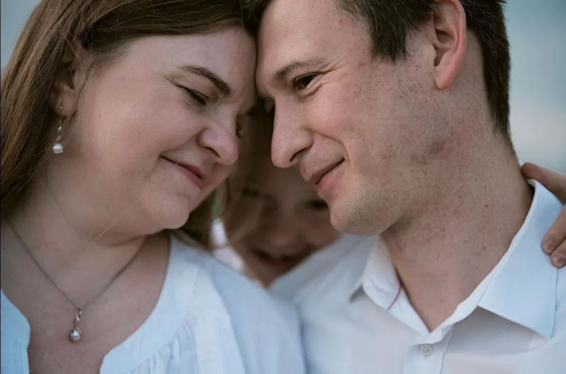 Para w czułych objęciach przed ślubem, intymny moment bliskości i miłości.