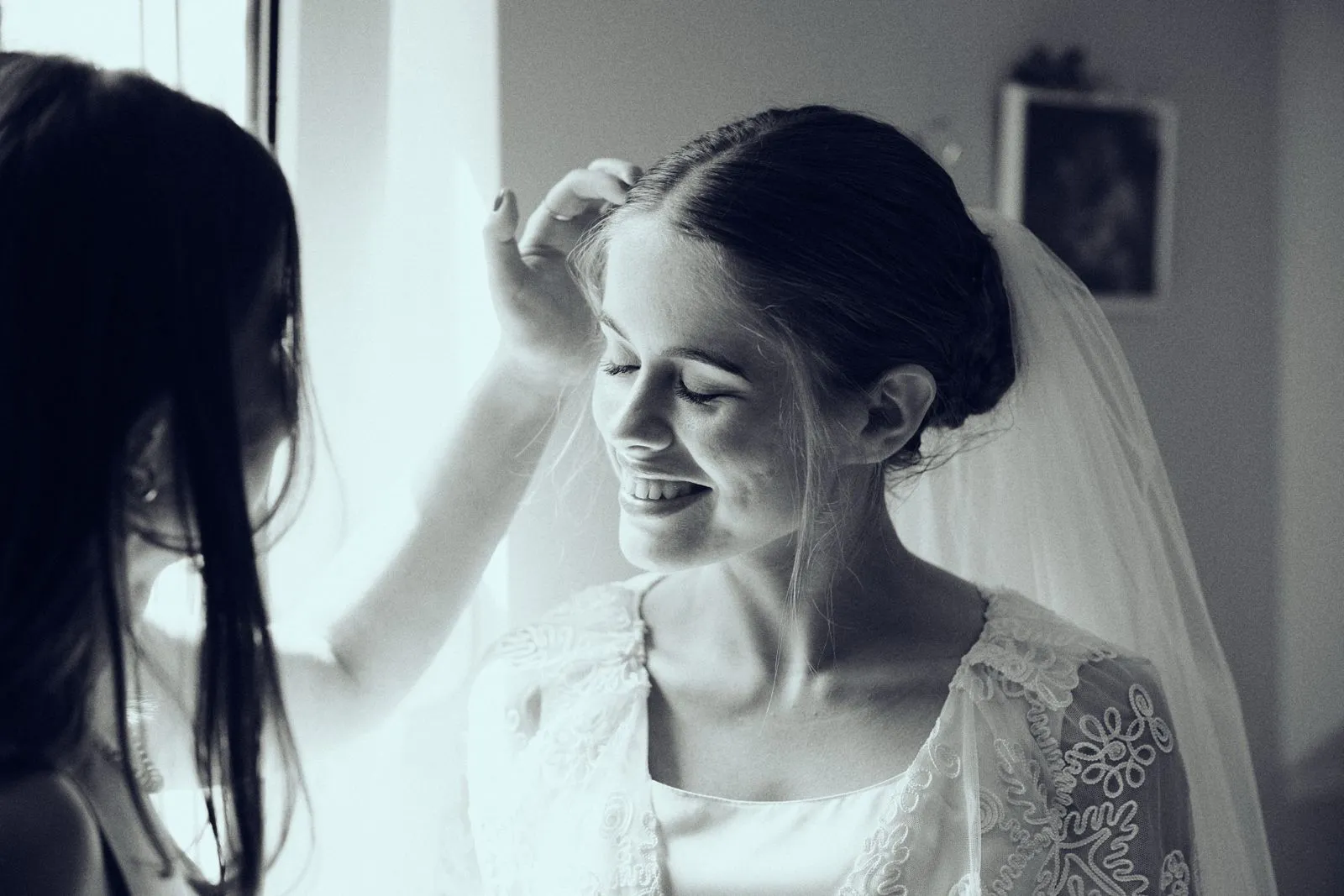 Panna młoda podczas przygotowań do ślubu, nakładanie makijażu i fryzura.