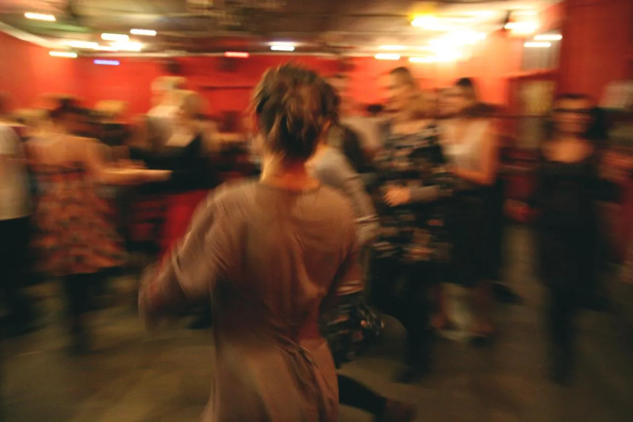 Tańczący ludzie w ruchu, reportaż z wydarzenia kulturalnego w Poznaniu.