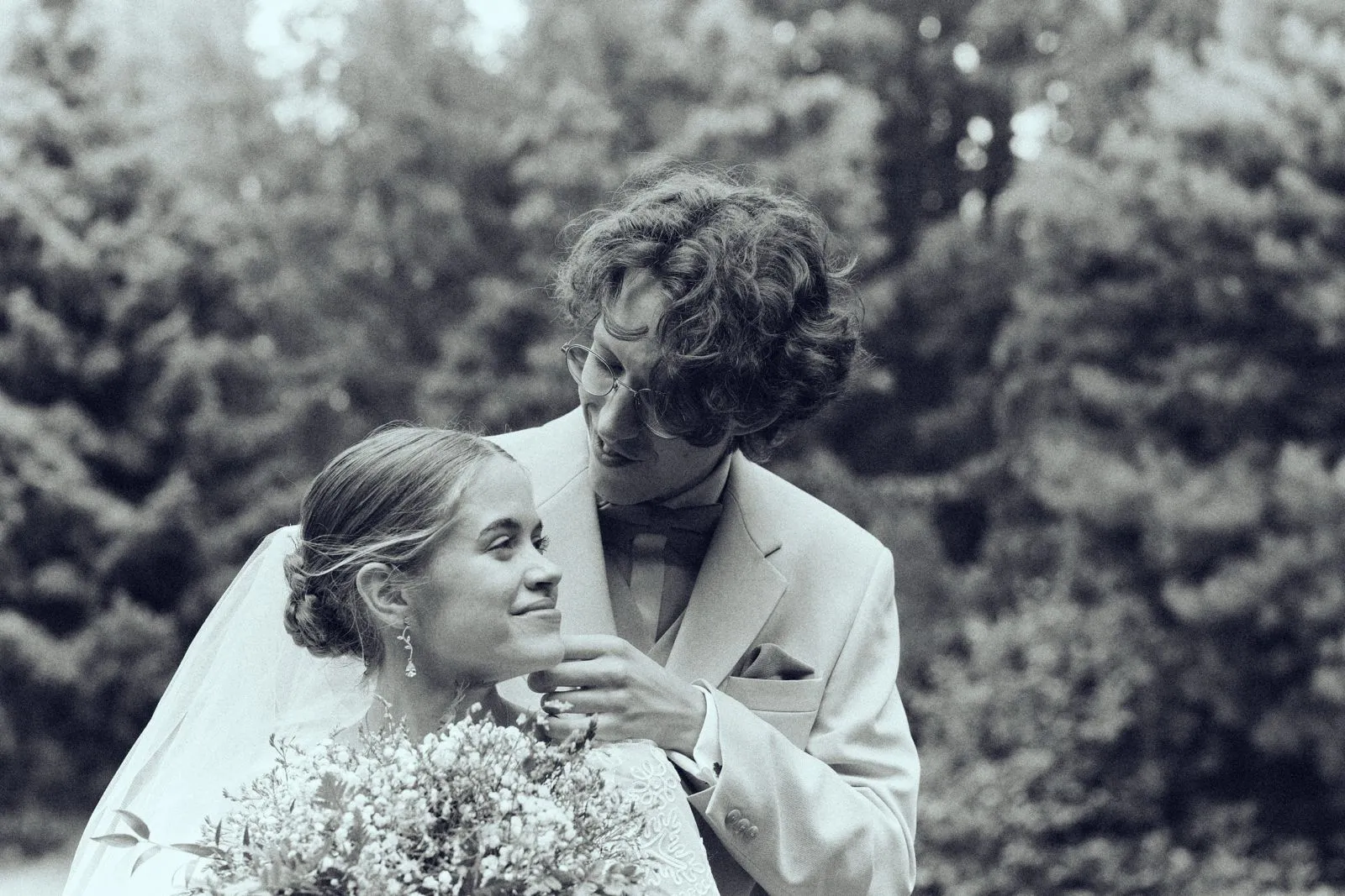 Sesja przed ślubem - romantyczny moment pary młodej.