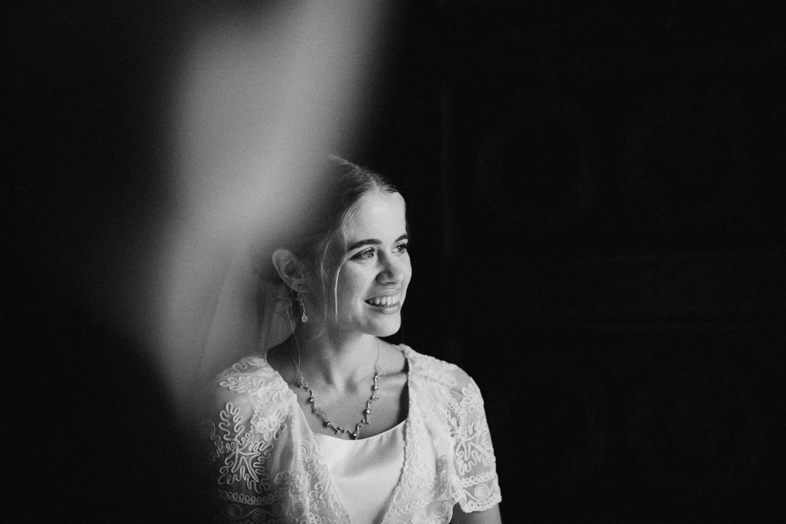 Sesja portretowa panny młodej w czarno-białej stylistyce, naturalny uśmiech.
