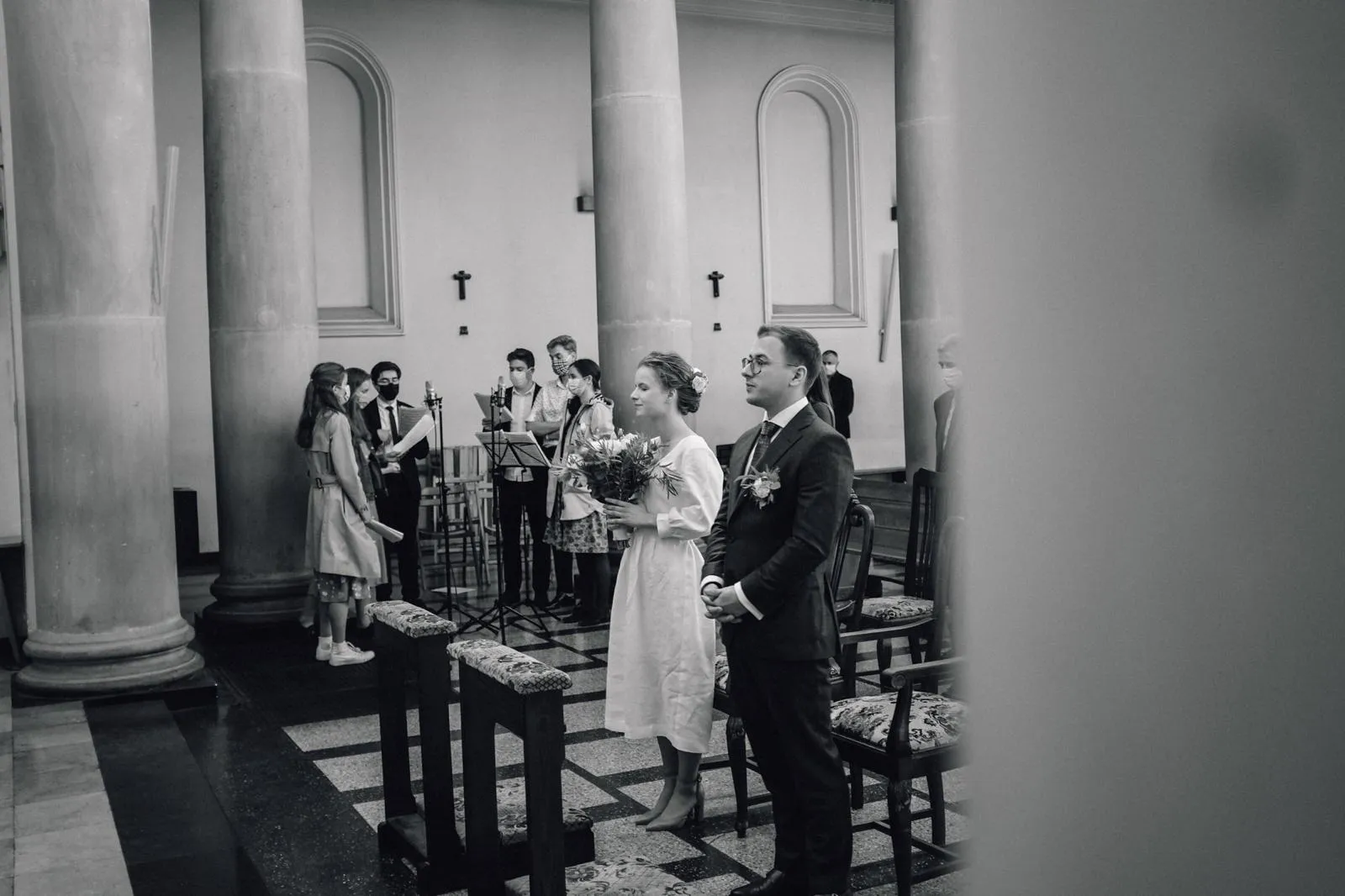 Para młoda podczas ślubu w kościele, naturalny reportaż ślubny w Poznaniu.