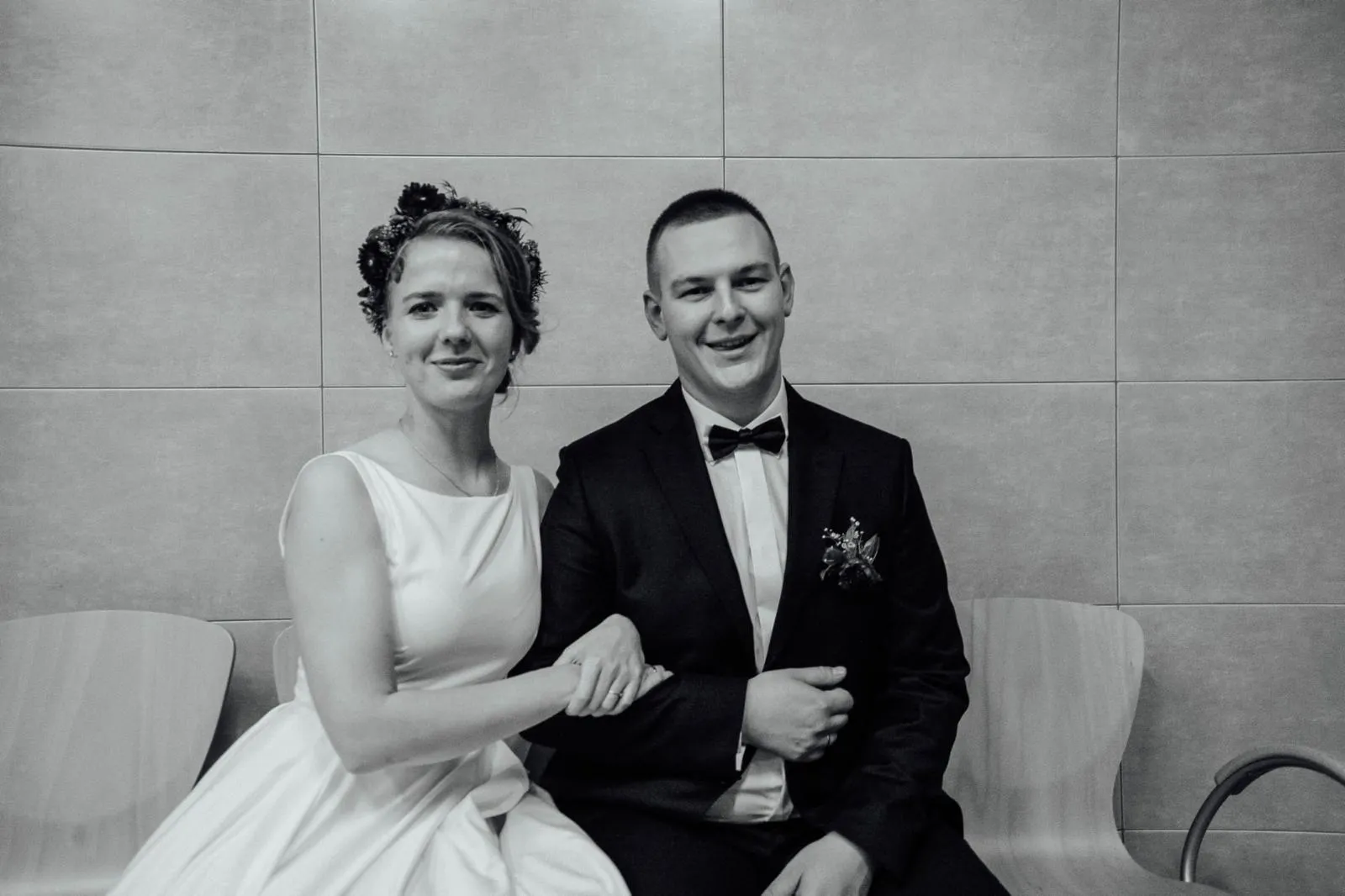 Zimowy ślub, panna młoda w pelerynie, klasyczna stylizacja.