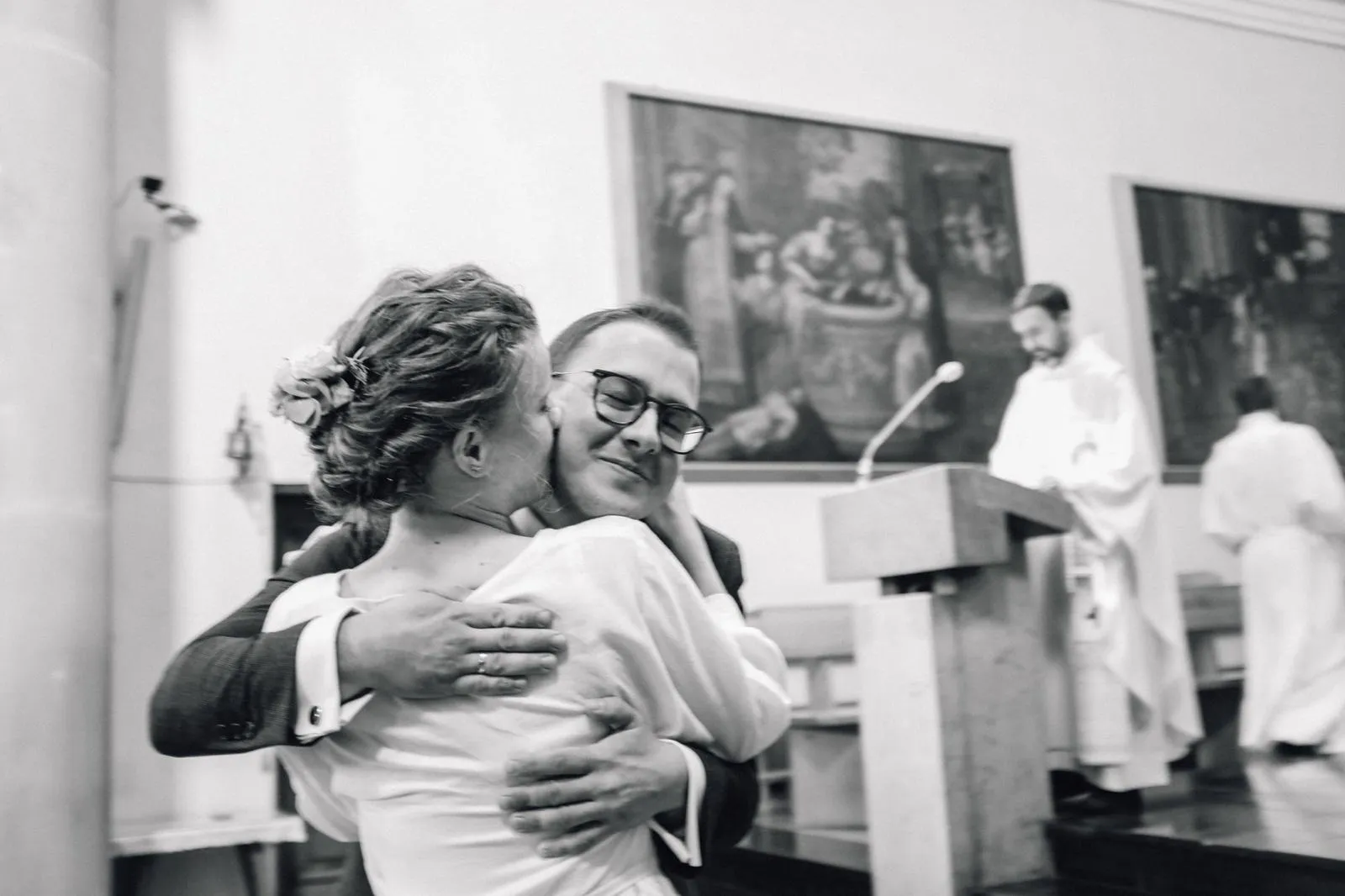 Para młoda obejmuje się po przysiędze, pan młody z zamkniętymi oczami – wzruszający moment po sakramencie.