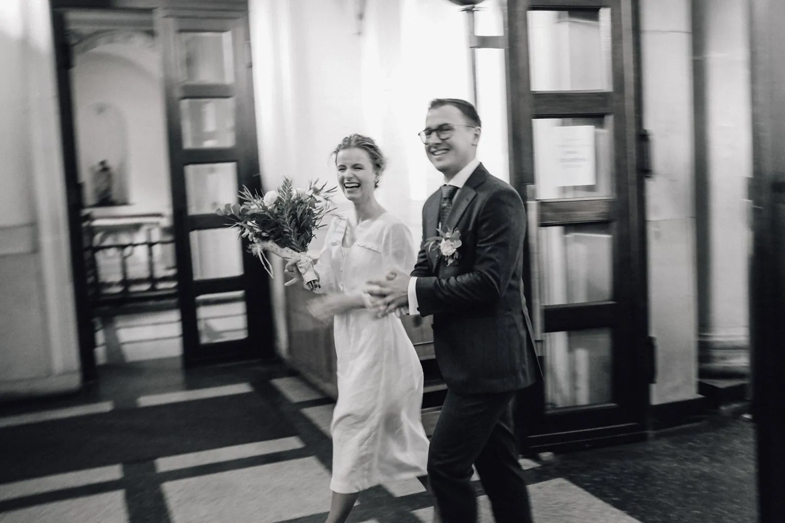 Uszczęśliwiona para młoda tuż po ślubie, emocjonalny moment.