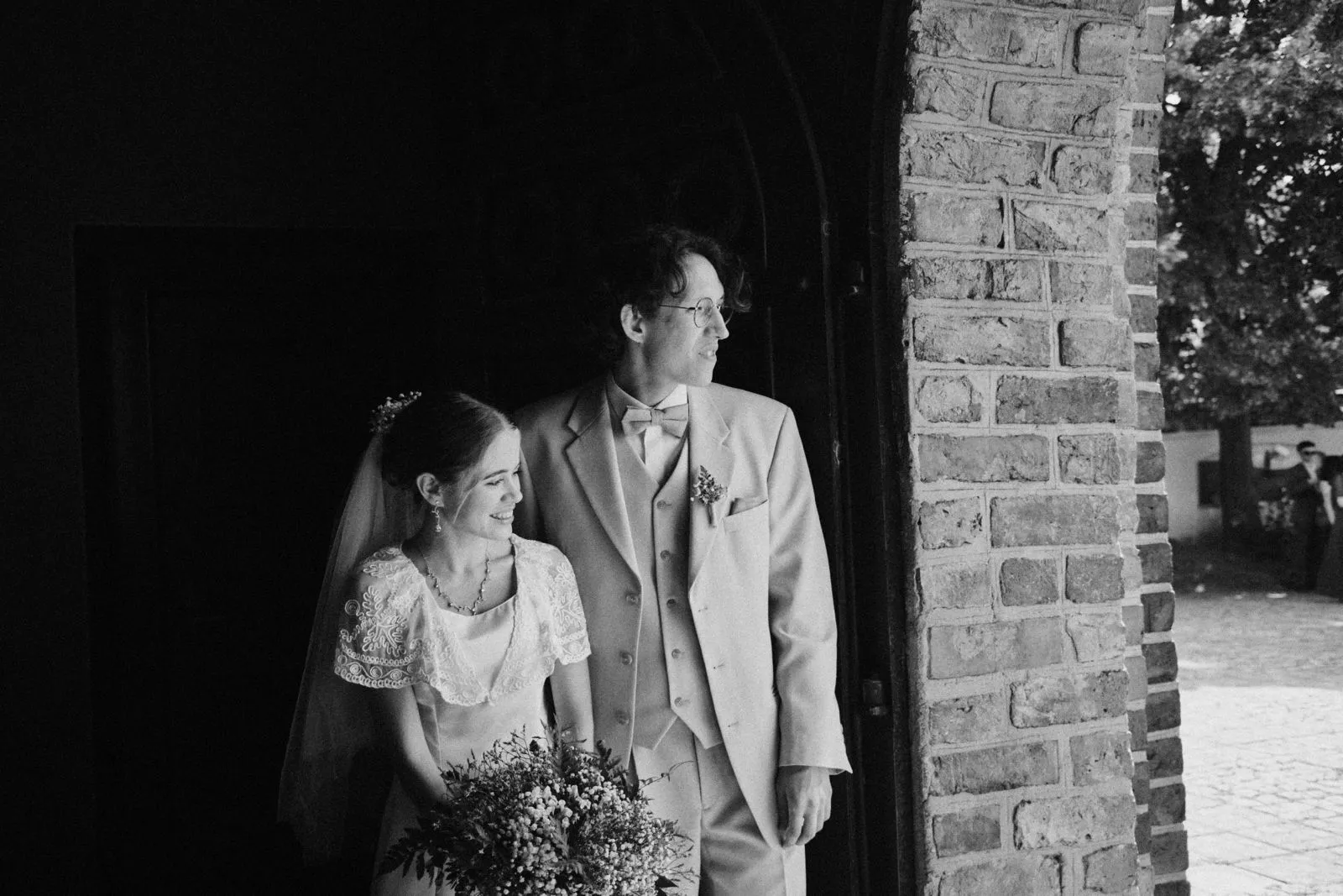 Para młoda w wejściu, czarno-białe zdjęcie.