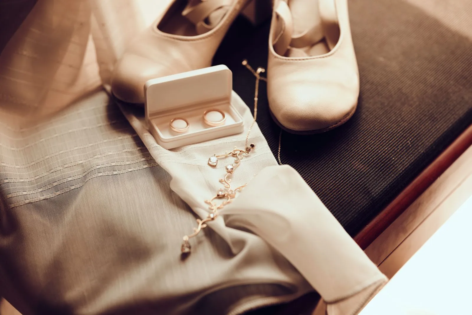 Zdjęcie obrączek ślubnych - detal ceremonii.