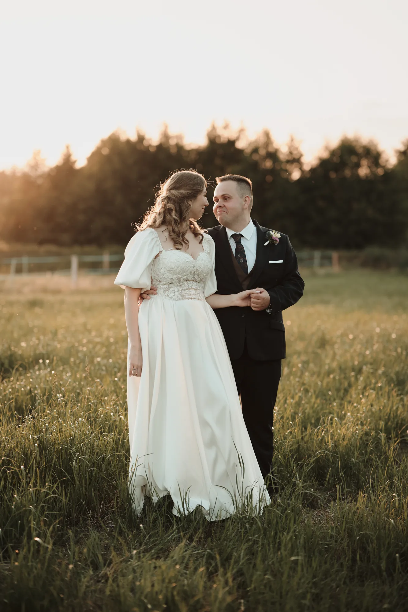 Ciepłe spojrzenia pary młodej w blasku zachodzącego słońca.