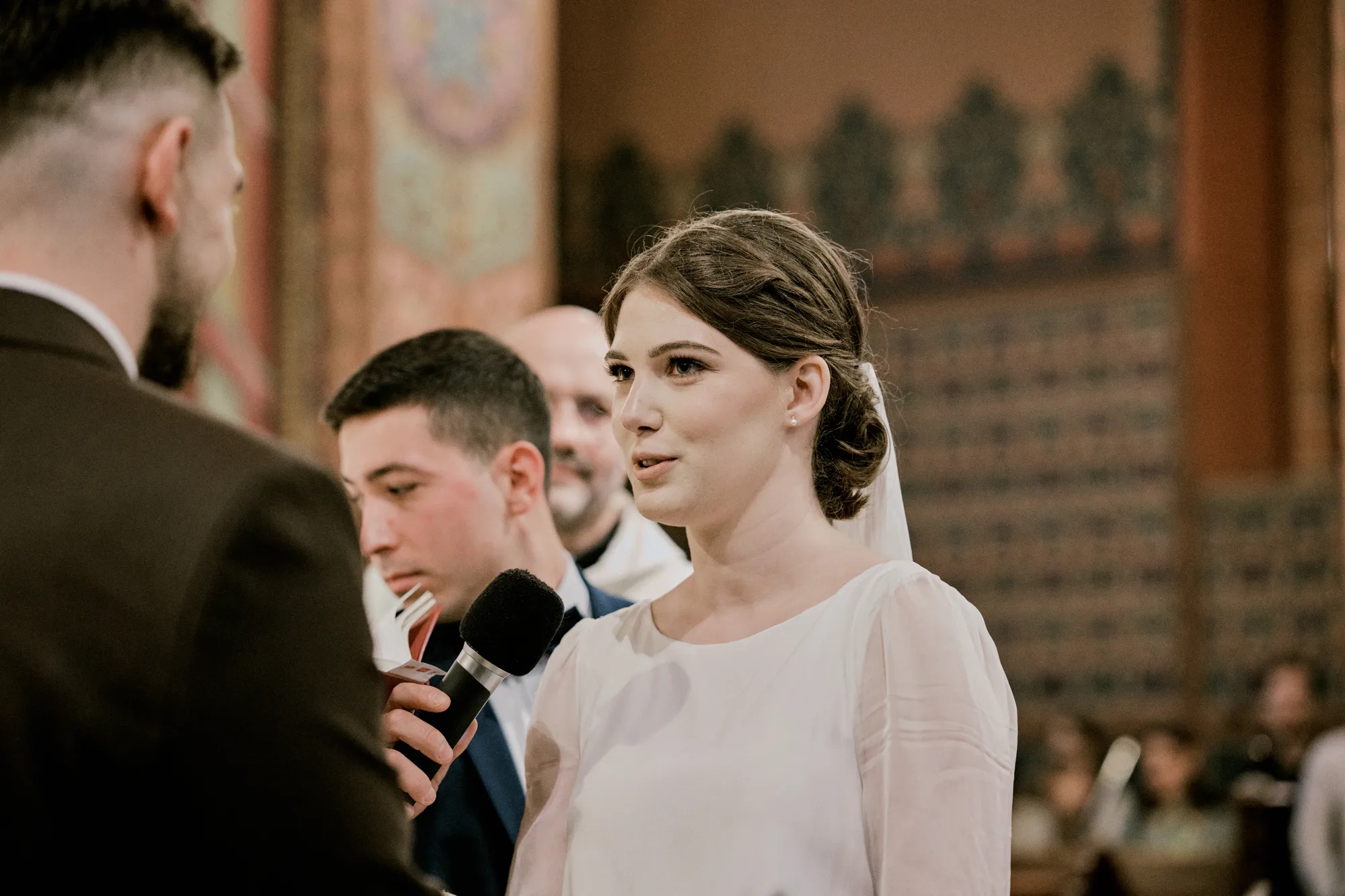 Pan młody patrzący na pannę młodą podczas przemówienia.