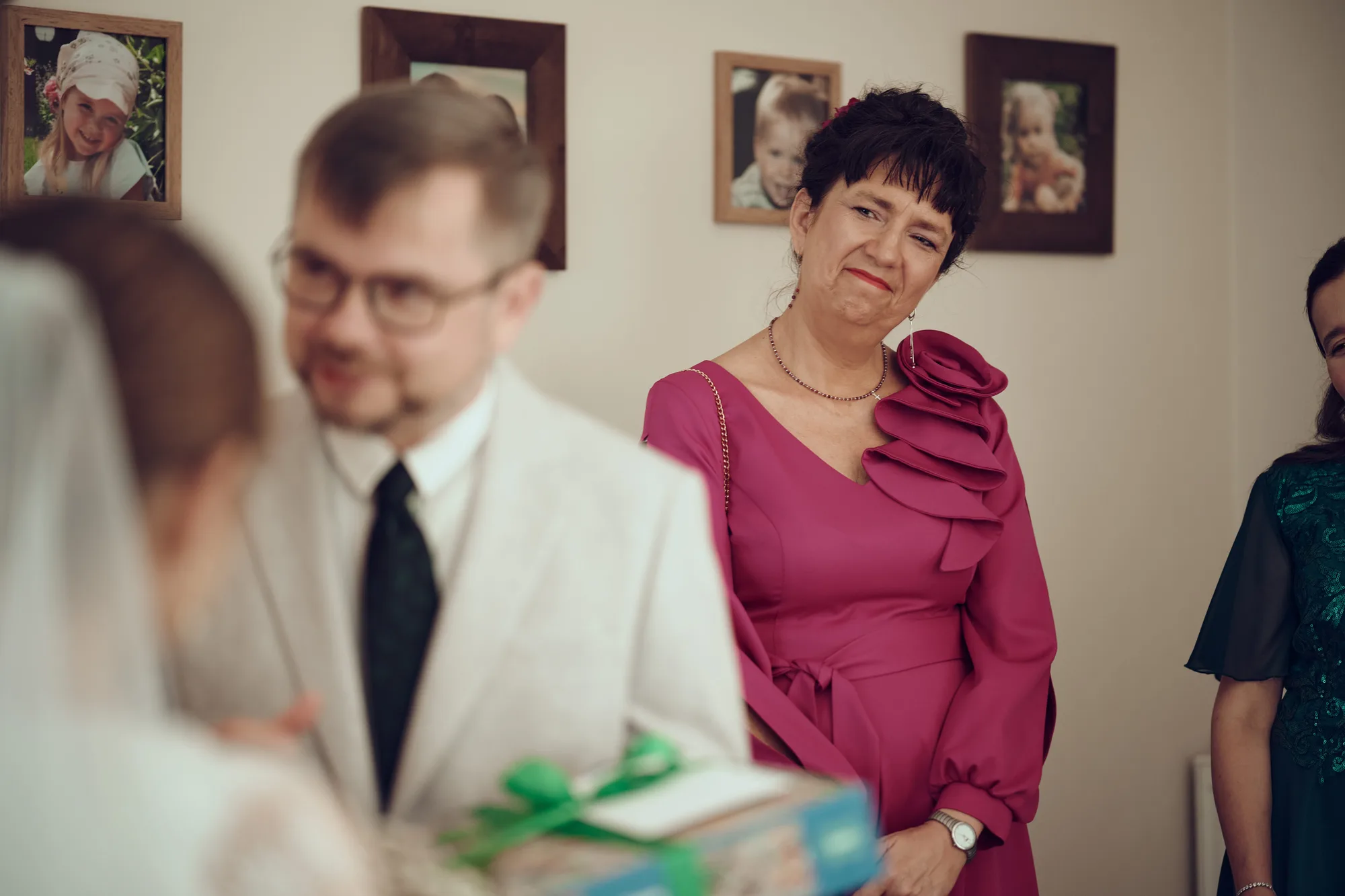 Para młoda w otoczeniu bliskich podczas przyjęcia weselnego.